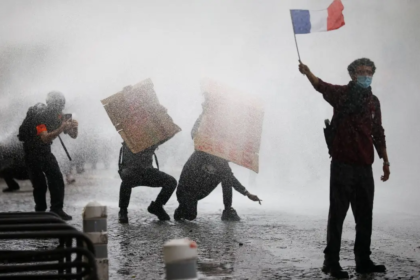 Milhares vão às ruas de Paris após Justiça suspender proibição de protestos Milhares vão às ruas de Paris após Justiça suspender proibição de protestos