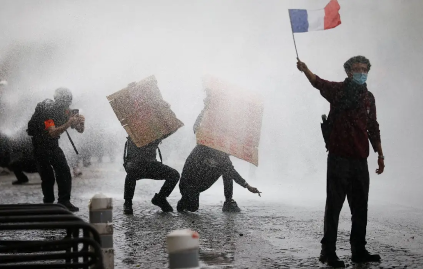 Milhares vão às ruas de Paris após Justiça suspender proibição de protestos