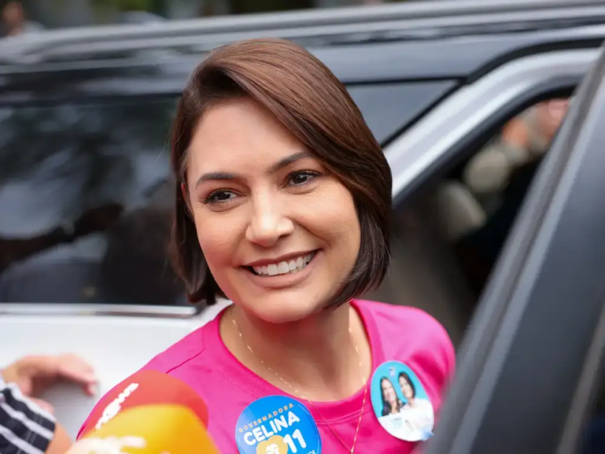 Michelle Bolsonaro discute com eleitora antes de votar em Brasília Michelle Bolsonaro discute com eleitora antes de votar em Brasília