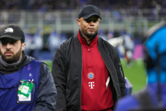 Técnico do Bayern de Munique é levado às pressas ao hospital e helicóptero de resgate é acionado Técnico do Bayern de Munique é levado às pressas ao hospital e helicóptero de resgate é acionado